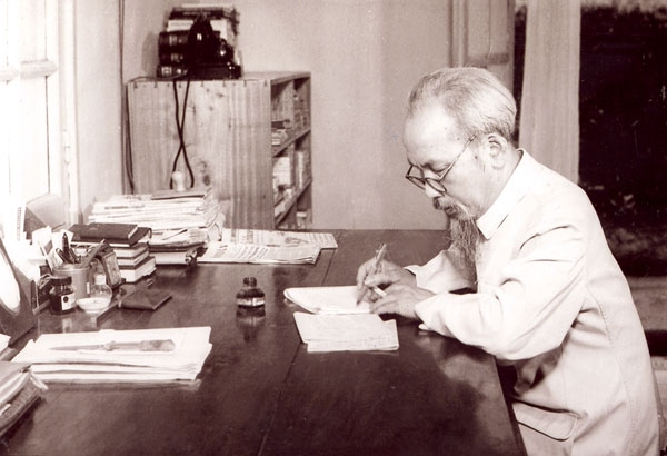 Tác giả Lê Anh Trà – Đôi nét về tiểu sử và sự nghiệp sáng tác